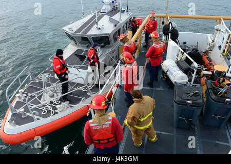 Una stazione della Guardia Costiera Port Angeles equipaggio a bordo di un 45-piede Risposta unità Boat-Medium accanto il coltello pesce spada, un 87-piede Protector-Class Marine imbarcazione di pattuglia, in Port Angeles, nello Stato di Washington, 6 febbraio 2017. Il 87-Protezione piedi pattuglia di classe equipaggio restituiti alla porta dopo la nave ha registrato una fuoriuscita di olio nella camera del motore. Stati Uniti Coast Guard foto di Sottufficiali di seconda classe Flockerzi Ali. Foto Stock