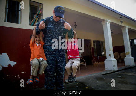 170206-N-YL073-041 PUERTO BARRIOS, Guatemala (feb. 6, 2017) musicista di terza classe Ryan Miller, assegnato a U.S. Le forze della flotta Band, gioca con la nazione ospitante i bambini durante una visita a un orfanotrofio a sostegno di continuare promessa 2017 (CP-17) in Puerto Barrios, Guatemala. CP-17 è un U.S. Comando sud-sponsorizzato e U.S. Forze Navali Comando meridionale/STATI UNITI 4a flotta-condotto di distribuzione condotta civile-militare comprendente le operazioni di assistenza umanitaria, impegni di formazione e medico, dentista e assistenza veterinaria per l'America centrale e del Sud. (U.S. Navy foto di comunicazione di massa specia Foto Stock