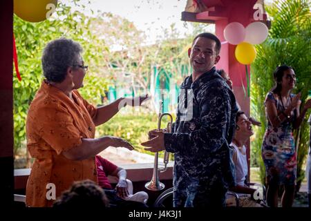 170206-N-YL073-621 (feb. 6, 2017) puerto barrios, Guatemala - musicista di terza classe Ryan Miller, nativo di Port Huron, Mich, attaccato alla U.S. Le forze della flotta Band, Norfolk, Virginia, danze con una nazione ospite residente durante una visita a un senior-cittadino, assistita-struttura abitabile a sostegno di continuare promessa 2017's (CP-17) visita a Puerto Barrios, Guatemala. CP-17 è un U.S. Comando sud-sponsorizzato e U.S. Forze Navali Comando meridionale/STATI UNITI 4a flotta-condotto di distribuzione condotta civile-militare comprendente le operazioni di assistenza umanitaria, impegni di formazione e medico, dentista e veterina Foto Stock