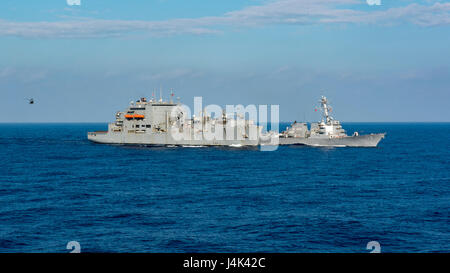 170305-N-BL637-024 sul Mare del Sud della Cina (5 marzo 2017) Il Arleigh Burke-class guidato-missile destroyer USS Wayne E. Meyer (DDG 108), a destra conduce a una ricostituzione in mare con la forza militare di comando Sealift dry-cargo e munizioni nave USNS Richard E. Byrd (T-AKE 4). Wayne E. Meyer è su un pacifico occidentale di implementazione con la Carl Vinson Carrier Strike gruppo come parte dell'U.S. Flotta del pacifico-led iniziativa di estendere il comando e le funzioni di controllo di Stati Uniti 3a flotta. (U.S. Foto di Marina di Massa lo specialista di comunicazione 2a classe Sean M. Castellano/rilasciato) Foto Stock