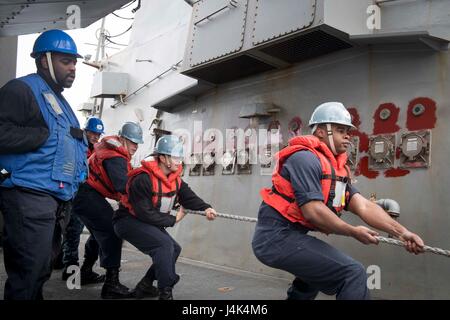 Mar Cinese orientale (16 marzo 2017) marinai, assegnato all'Arleigh Burke-class guidato-missile destroyer USS Stethem (DDG 63), stand in ranghi prima di un rifornimento verticale a secco con nave cargo USNS Charles Drew (T-AKE-10). Stethem è di pattuglia nel Mar Cinese Orientale il supporto di sicurezza e stabilità nella Indo-Asia-regione del Pacifico. (U.S. Foto di Marina di Massa lo specialista di comunicazione 2a classe Ryan Harper/ rilasciato) Foto Stock