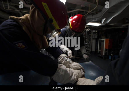 Oceano atlantico (25 aprile 2017) - i marinai a bordo della USS Carney (DDG 64) patch di un tubo durante un quartier generale trapanare come la nave partecipa a bandiera Officer Sea allenamento Aprile 25, 2017. Carney, un Arleigh Burke-class guidato-missile distruttore, distribuita a Rota, Spagna, sta conducendo la sua pattuglia di terzi negli Stati Uniti Sesta flotta area di operazioni a sostegno degli Stati Uniti per gli interessi di sicurezza nazionali in Europa. (U.S. Foto di Marina di Massa lo specialista di comunicazione di terza classe Weston Jones/rilasciato) Foto Stock