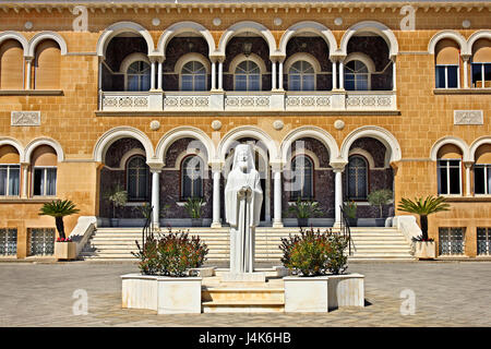 Il palazzo arcivescovile con una statua di Arcivescovo Makarios III nella città vecchia di Nicosia (Lefkosia), Cipro. Foto Stock