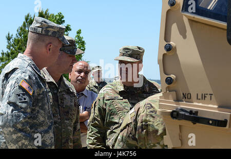 Stati Uniti Esercito gen. David Perkins, comandante generale, U.S. Esercito la formazione e la dottrina del comando e il Mag. Gen. Bo Dyess, Esercito funzionalità Centro di Integrazione direttore, sono informato dalla Col. Shane Fullmer, JLTV joint project manager su un modello di produzione comune di luce veicolo tattico a base comune Langley-Eustis, Virginia, 2 maggio 2017. Il programma JLTV è un esercito-agenda ha portato a collaborare con gli Stati Uniti Marine Corps per sostituire una porzione di ciascun ramo di luce della tattica di flotte di veicoli. (U.S. Air Force foto/Staff Sgt. Teresa J. Cleveland) Foto Stock