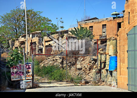Parte della "linea verde" ("zona tampone" o 'Dead zona') nella città vecchia di Lefkosia (Nicosia), l'ultima capitale europea divisa in tutto il mondo. Cipro Foto Stock