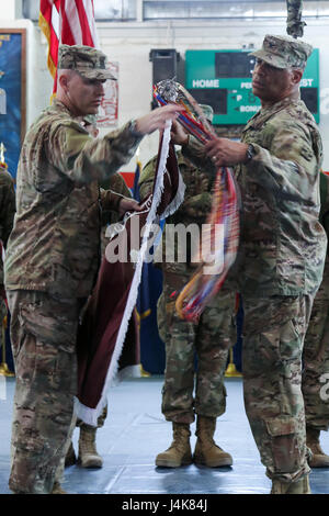 Col. George Kyle (a destra), il Comandante del trentunesimo combattere ospedale di supporto e comando Sgt. Il Mag. Robert Nelson, il comando sergente maggiore per la trentunesima CSH, casi l'unità di colori, durante un trasferimento di autorità cerimonia, nella zona 1 Centro Fitness, Camp Arifjan, 5 maggio. La cerimonia ha trasferito la competente degli Stati Uniti Ospedale militare - Kuwait a partire dal trentunesimo CSH per la 86CSH. (U.S. Esercito foto di Sgt. Betania Huff, ARCENT Affari pubblici) Foto Stock