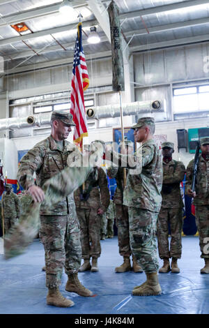 Col. Bruce Syvinski (a destra), il comandante della 86a combattere l'Ospedale di supporto e comando Sgt. Il Mag. Daryl Forsythe, il comando sergente maggiore per la 86CSH, uncases dell'unità colori, durante il trasferimento di autorità cerimonia, nella zona 1 Centro Fitness, Camp Arifjan, Kuwait, 5 maggio. La cerimonia ha segnato l'ultimo deployment per la 86CSH, come designare nuovamente in un ospedale da campo quando si ritorna da questa rotazione. (U.S. Esercito foto di Sgt. Betania Huff, ARCENT Affari pubblici) Foto Stock