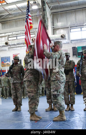 Col. Bruce Syvinski (a destra), il comandante della 86a combattere l'Ospedale di supporto e comando Sgt. Il Mag. Daryl Forsythe, il comando sergente maggiore per la 86CSH, rilascia l'unità di colori per la loro posizione verticale, durante il trasferimento di autorità cerimonia, nella zona 1 Centro Fitness, Camp Arifjan, Kuwait, 5 maggio. La cerimonia si trasferisce le autorità degli Stati Uniti Ospedale militare - Kuwait a partire dal trentunesimo CSH per la 86CSH. (U.S. Esercito foto di Sgt. Betania Huff, ARCENT Affari pubblici) Foto Stock