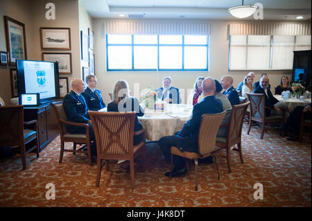 I partecipanti ascoltare Col. Michael Manion, 403Wing Commander, parlare durante un comandante onorario cerimonia di induzione Maggio 5, 2017 a Keesler Air Force Base, Mississippi. (U.S. Air Force foto/Staff Sgt. Heather Heiney) Foto Stock