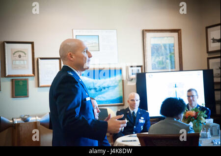 Col. Michael Manion, 403Wing Commander, parla durante un comandante onorario cerimonia di induzione Maggio 5, 2017 a Keesler Air Force Base, Mississippi. (U.S. Air Force foto/Staff Sgt. Heather Heiney) Foto Stock