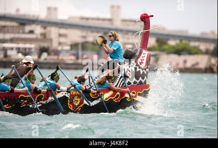 La Kadena Shogunato donna Dragon Boat team gare alla vittoria del 5 maggio 2017, a porto di Naha, Giappone. Le donne del team aveva il quattordicesimo tempo più veloce della giornata fuori di 51 squadre in gara. (U.S. Air Force foto di Senior Airman Omari Bernard) Foto Stock