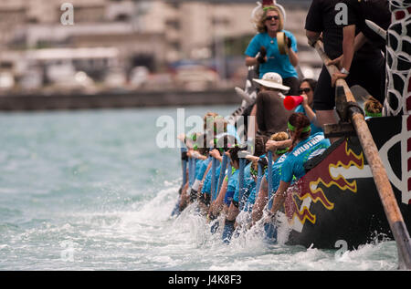 La Kadena Shogunato donna Dragon Boat Team scava in profondità per completare il loro calore alla xliii Naha annuale gara di dragon boat il 5 maggio 2017, a porto di Naha, Giappone. Il team ha vinto il loro calore contro le truppe dell'esercito e della Marina donna dragon boat team. (U.S. Air Force foto di Senior Airman Omari Bernard) Foto Stock