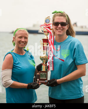 Jessica osso e Sherry Sawyer, Kadena Shogunato donna Dragon Boat i membri del Team, tenere un trofeo per mettendo al primo posto nella loro calore 5 maggio 2017, a porto di Naha, Giappone. La Kadena Shogunato donna Dragon Boat Team sconfitto le truppe dell'esercito e della Marina donna dragon boat team per difendere il loro titolo di miglior donne militari di dragon boat team. (U.S. Air Force foto di Senior Airman Omari Bernard) Foto Stock