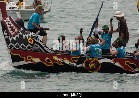 La Kadena Shogunato donna dragon boat team festeggia subito dopo aver superato il traguardo di una gara durante la 43a Naha Harii Festival Dragon Boat gare il 5 Maggio nella città di Naha, Okinawa, in Giappone. Navy, Air Force e l esercito di donne si sono battuti i team it out per dragon boat supremazia. La Air Force femminile, la Kadena shogunato, finito prima dei tre con un tempo di 5 minuti, 45,6 secondi. Foto Stock