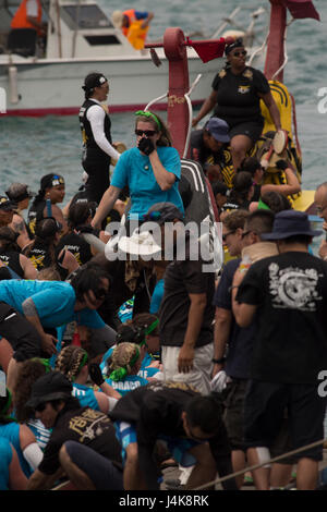 La Kadena Shogunato donna dragon boat team mostra una forte emozione dopo aver vinto la loro gara durante la 43a Naha Harii Festival Dragon Boat gare il 5 Maggio nella città di Naha, Okinawa, in Giappone. Il team qualificato per i mesi precedenti a questo evento in preparazione, lavorando sulla loro sync, la forma e il lavoro di squadra. Hanno vinto la loro corsa contro l esercito e della marina, con un tempo di 5 minuti, 46,6 secondi. Foto Stock