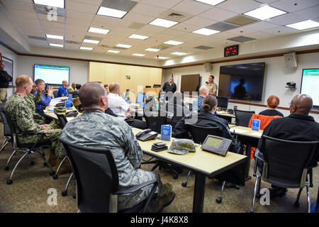 Base comune Anacostia-Bolling commander, Navy Capt. Jose L. Rodriguez, mutandine il JBAB di emergenza le funzioni di supporto all'interno della base per le operazioni di emergenza centro prima dell'inizio dell'annuale, Navy-wide uragano esercizio di preparazione, la cittadella di Gale 17. Stati Uniti Navy foto di Michelle L. Gordon. Foto Stock