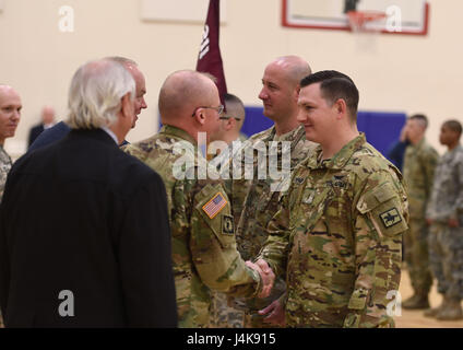 Wyoming Esercito Nazionale soldati di guardia personale Sgt. Derrick Perkins, un medic, e Chief Warrant Officer 2 Bryan Herget, un UH-60 Black Hawk pilota, entrambi assegnati alla società G, 2-211esimo reggimento di aviazione (ex C della società "Charlie Med" 5-159th) ricevere l'Associazione DUSTOFF di salvataggio del premio di anno per il loro sforzo eroico che ha salvato la vita di cinque criticamente soldati feriti durante un MEDEVAC missione in Afghanistan nel 2015. Gov. Matt Mead e il Mag. Gen. Luca Reiner, Wyoming aiutante generale DUSTOFF e membro del consiglio di amministrazione Col. (Ret.) Henry "Hank" Tuell, uno del servizio medico Corps' più altamente d Foto Stock