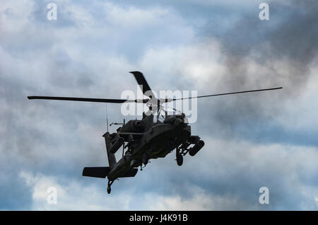 Un AH-64 elicottero Apache vola durante la Carolina del Sud la Guardia Nazionale in aria e a terra Expo a McEntire comune di Guardia Nazionale Base, Carolina del Sud, 5 maggio 2017. Questa fiera è un bracci combinato con dimostrazione delle capacità della Carolina del Sud la Guardia Nazionale aviatori e soldati mentre un ringraziamento per il sostegno dei colleghi Carolinians del Sud e la comunità circostante. (U.S. Air National Guard foto di Tech. Sgt. Nicole Szews) Foto Stock