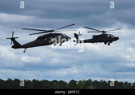 Un AH-64 Apache e un UH-60 Black Hawk fly durante la Carolina del Sud la Guardia Nazionale in aria e a terra Expo a McEntire comune di Guardia Nazionale Base, Carolina del Sud, 5 maggio 2017. Questa fiera è un bracci combinato con dimostrazione delle capacità della Carolina del Sud la Guardia Nazionale aviatori e soldati mentre un ringraziamento per il sostegno dei colleghi Carolinians del Sud e la comunità circostante. (U.S. Air National Guard foto di Tech. Sgt. Nicole Szews) Foto Stock