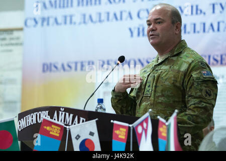 Esercito Australiano Il Mag. Gen. Roger nobile, U.S. Pacifico esercito vice comandante generale (Nord), indirizzi Gobi Wolf 2017 delegati del 5 maggio 2017, durante il disastro di risposta e exercise exchange cerimonia di chiusura in Dalanzadgad, Mongolia. GW 17 è ospitato da Mongolo National Emergency Management Agency e Mongolo Forze Armate come parte dell'esercito degli Stati Uniti del Pacifico la fornitura di assistenza umanitaria e di soccorso in caso di catastrofe 'Pacific resilienza serie". (U.S. Esercito nazionale Guard foto di Sgt. David Bedard) Foto Stock