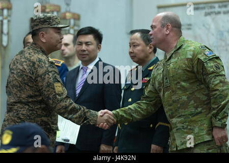 Esercito Australiano Il Mag. Gen. Roger nobile (Nord), U.S. Pacifico esercito vice comandante generale (operazioni), saluta illustri Gobi Wolf 2017 delegati del 5 maggio 2017, durante il disastro di risposta e exercise exchange cerimonia di chiusura in Dalanzadgad, Mongolia. GW 17 è ospitato da Mongolo National Emergency Management Agency e Mongolo Forze Armate come parte dell'esercito degli Stati Uniti del Pacifico la fornitura di assistenza umanitaria e di soccorso in caso di catastrofe 'Pacific resilienza serie". (U.S. Esercito nazionale Guard foto di Sgt. David Bedard) Foto Stock