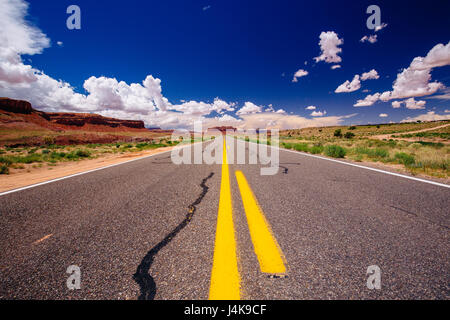 Autostrada 163, una infinita strada, naer Agathla Peak, Arizona, Stati Uniti d'America Foto Stock