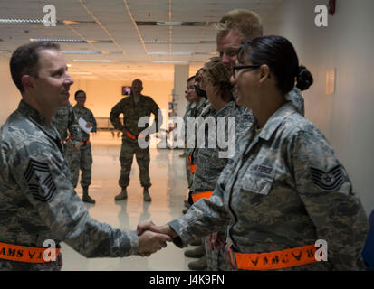 Stati Uniti Air Force Chief Master Sgt. Contrassegnare rosseggiare, capo del comando con la 521st Aria Mobilità ala operazioni a Ramstein Air Force Base in Germania, scuote la mano di un membro dal 8° Expeditionary Aria Mobilità squadrone di Al Udeid Air Base, Qatar, 6 maggio 2017. Rosseggiare era accompagnato dal Direttore di Master Sgt. Shelina Frey, comando Capo Comandante Sergente per Aria Mobilità comando e realizzato diverse fermate in tutto il 8° Expeditionary Aria Mobilità Squadron sezioni, che forniscono un'opportunità per aviatori a parlare delle loro mansioni e porre domande. (U.S. Air Force foto di Tech. Sgt. Amy M. Lovgren) Foto Stock