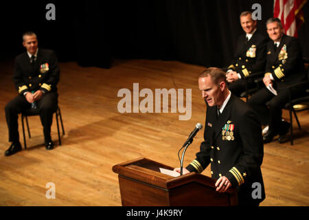 170506-N-PF515-003 Chattanooga, Tennessee (5 maggio 2017) Lt. La Cmdr. Timothy R. White, in uscita comandante della Marina Centro Supporto Operativo (NOSC) Chattanooga, parla durante un cambio del comando cerimonia presso lo storico teatro di Tivoli. Lt. La Cmdr. Giuseppe D. Tanner bianco sollevato durante la cerimonia. (U.S. Foto di Marina di Massa principale Specialista comunicazione America A. Henry/rilasciato) Foto Stock