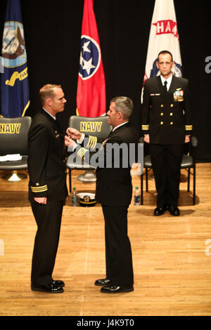 170506-N-PF515-004 Chattanooga, Tennessee (Maggio. 5, 2017) Lt. La Cmdr. Timothy R. bianco, a sinistra, l'uscita ufficiale in comando di Marina Centro Supporto Operativo (NOSC) Chattanooga, viene presentato il Navy e Marine Corps encomio medaglia da Capt. Matthew T. Berta, centro, comandante della regione marina a sud-est di riserva comando componente Jacksonville, durante un cambio del comando cerimonia presso lo storico teatro di Tivoli. Bianco è stato sollevato dal Lt. La Cmdr. Giuseppe D. Tanner durante la cerimonia. (U.S. Foto di Marina di Massa principale Specialista comunicazione America A. Henry/rilasciato) Foto Stock