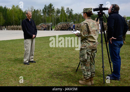 Deliberando segretario dell'esercito Robert M. Speer (sinistra) risponde alle domande, durante un'intervista condotta da parte degli Stati Uniti Il personale dell'esercito Sgt. Kathleen Polanco (centro) e Christian Marquardt (a destra), Affari pubblici ufficiali per il settimo Esercito di formazione comando, durante l'SETC cerimonia di apertura, a Grafenwoehr Area Formazione, Germania, maggio 07, 2017. Il SETC è co-ospitato da U.S. Europa dell'esercito e dell'esercito tedesco, può 7-12, 2017. Il concorso è destinato a sporgere una presenza dinamica, favorire il partenariato militare, promuovere l interoperabilità, e fornisce un ambiente per la condivisione di tattiche, le tecniche e le procedure. P Foto Stock