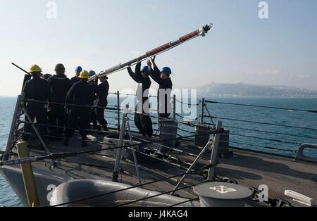 170507-N-FQ994-014 HAIFA, Israele (7 maggio 2017) marinai sollevare il martinetto il personale a bordo della Arleigh Burke-class guidato-missile destroyer USS Ross (DDG 71) mentre in arrivo a Haifa in Israele, per una porta programmata visita il 7 maggio 2017. Ross, distribuita a Rota, Spagna, sta conducendo operazioni navali negli Stati Uniti Sesta flotta area di operazioni a sostegno degli Stati Uniti per gli interessi di sicurezza nazionali in Europa e in Africa. (U.S. Foto di Marina di Massa lo specialista di comunicazione di terza classe Robert S. Prezzo/rilasciato) Foto Stock