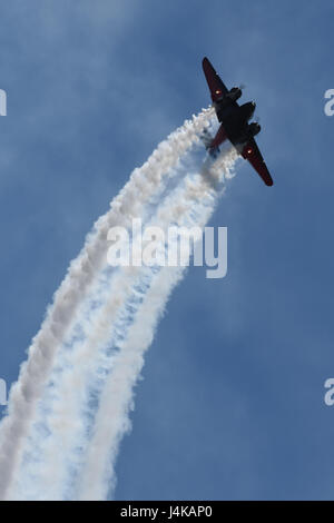 Una camera a due letti Il Faggio 18 velivolo acrobatico, pilotato da Matt Younkin, esegue durante la Carolina del Sud la Guardia Nazionale in aria e a terra Expo a McEntire comune di Guardia Nazionale Base, S.C. 7 Maggio, 2017. Questa fiera è un bracci combinato con dimostrazione delle capacità della Carolina del Sud la Guardia Nazionale aviatori e soldati mentre un ringraziamento per il sostegno dei colleghi Carolinians del Sud e la comunità circostante. (U.S. Air National Guard foto di Senior Master Sgt. Edward Snyder) Foto Stock