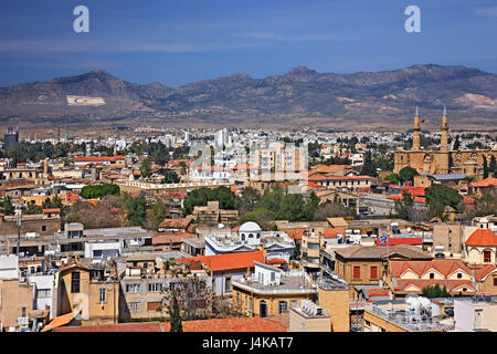 Vista di entrambi i lati di Nicosia (Lefkosia), l'ultima capitale europea divisa del mondo da Shacolas (o "iakolas') torre, Cipro. Foto Stock