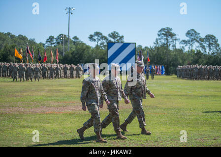 Il Mag. Gen. Leopoldo Quintas, sinistra, incoming Comandante della terza divisione di fanteria, Gen. Robert Abrams, centro, Comandante U.S. Il comando delle forze e il Mag. Gen. James Rainey, destro, in uscita Comandante generale terza divisione di fanteria, completare l'ispezione delle truppe. La terza divisione di fanteria modifica del comando cerimonia si è svolta sul campo Cotrell a Fort Stewart, GA, 8 maggio 2017. (U.S. Foto dell'esercito da Lt. Col. Brian J. Fickel) Foto Stock