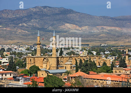 La Moschea Selimiye (ex St Sophia Cattedrale) nella parte vecchia di Nicosia (Lefkosia) l'ultima capitale europea divisa del mondo, Cipro. Foto Stock