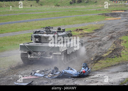 Un austriaco Leopard 2A4 serbatoio, appartenenti al plotone Bundesheer schiaccia auto come parte della precisione di guida lane, durante l'Europa forte sfida del serbatoio (SETC), al settimo Esercito di formazione il comando Grafenwoehr Area Formazione, Grafenwoehr, Germania, 8 maggio 2017. Il SETC è co-ospitato da U.S. Europa dell'esercito e dell'esercito tedesco, può 7-12, 2017. Il concorso è destinato a sporgere una presenza dinamica, favorire il partenariato militare, promuovere l interoperabilità, e fornisce un ambiente per la condivisione di tattiche, le tecniche e le procedure, Plotoni da sei NATO e i paesi partner sono in concorrenza. (Brevetto statunitense n. Foto Stock