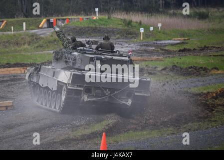 Un austriaco Leopard 2A4 serbatoio, appartenenti al plotone Bundesheer, manovre attraverso gli ostacoli e il terreno come parte della precisione di guida lane, durante l'Europa forte sfida del serbatoio (SETC), al settimo Esercito di formazione il comando Grafenwoehr Area Formazione, Grafenwoehr, Germania, 8 maggio 2017. Il SETC è co-ospitato da U.S. Europa dell'esercito e dell'esercito tedesco, può 7-12, 2017. Il concorso è destinato a sporgere una presenza dinamica, favorire il partenariato militare, promuovere l interoperabilità, e fornisce un ambiente per la condivisione di tattiche, le tecniche e le procedure, Plotoni da sei NATO e paesi partner Foto Stock