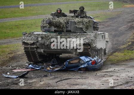 Un austriaco Leopard 2A4 serbatoio, appartenenti al plotone Bundesheer schiaccia auto come parte della precisione di guida lane, durante l'Europa forte sfida del serbatoio (SETC), al settimo Esercito di formazione il comando Grafenwoehr Area Formazione, Grafenwoehr, Germania, 8 maggio 2017. Il SETC è co-ospitato da U.S. Europa dell'esercito e dell'esercito tedesco, può 7-12, 2017. Il concorso è destinato a sporgere una presenza dinamica, favorire il partenariato militare, promuovere l interoperabilità, e fornisce un ambiente per la condivisione di tattiche, le tecniche e le procedure, Plotoni da sei NATO e i paesi partner sono in concorrenza. (Brevetto statunitense n. Foto Stock