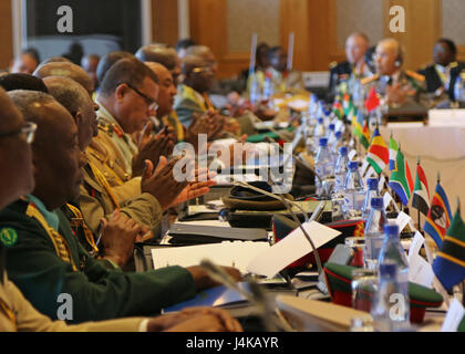 Senior leader militari dei diversi paesi del continente africano ad applaudire durante una sessione introduttiva prima della cerimonia di apertura della terra africana al vertice delle forze 2017, a Lilongwe, Malawi, 8 maggio 2017. ALFS è un annuale, giro seminario riunire forze terrestri capi di tutta l Africa per il dialogo sincero per discutere e sviluppare soluzioni cooperative a livello regionale e transregionale sfide e minacce. (U.S. Esercito foto di Sgt. Paige Behringer) Foto Stock