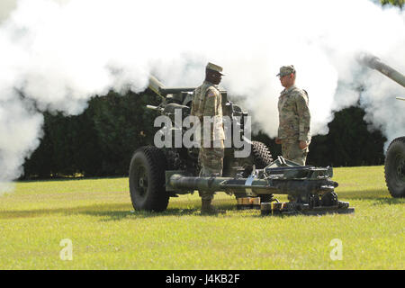I soldati della Alpha Battery, 1st Battalion, 9th Field Artillery, 3rd Infantry Division sparano un saluto cannone a Fort Stewart, Georgia, durante una cerimonia di cambio di comando in onore del comandante della divisione in arrivo. Foto Stock