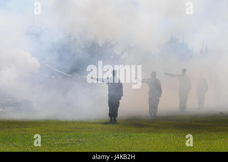 Alpha Battery, 1st Battalion, 9th Field Artillery spara un saluto cerimoniale durante la cerimonia del cambio di comando della 3rd Infantry Division a Fort Stewart, Georgia, segnando il trasferimento formale del comando della divisione "Rock of the Marne". Foto Stock
