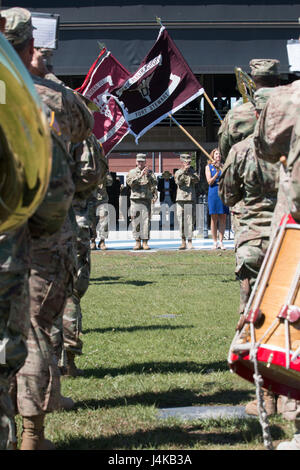 Gen. Robert B. Abrams (sinistra), comandante generale degli Stati Uniti Forze armate il comando e il Mag. Gen. Leopoldo A. Quintas, incoming comandante generale della terza divisione di fanteria, applaudire durante il passaggio e la revisione, 8 maggio 2017 presso la divisione il mutamento della cerimonia di comando sul campo Cottrell, Fort Stewart, Ga. Il Mag. Gen. Jim Rainey rinunciato a comando della terza ID per Quintas. (U.S. Esercito foto di Sgt. Arjenis Nunez/rilasciato) Foto Stock