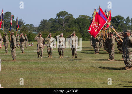 Il riesame di partito per la terza divisione di fanteria cambiamento di cerimonia di comando ispeziona le loro truppe Maggio 8, 2017 a Cottrell Campo, Fort Stewart, Ga. Nella foto da sinistra a destra: Col. Donn H. Hill, ID 3a capo del personale, il Mag. Gen. Leopoldo A. Quintas, incoming comandante generale della terza divisione di fanteria, Gen. Robert B. Abrams, Comandante generale degli Stati Uniti Forze armate il comando e il Mag. Gen. Jim Rainey, in uscita comandante generale della terza divisione di fanteria. (U.S. Esercito foto di Sgt. Arjenis Nunez/rilasciato) Foto Stock