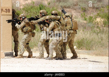 AMMAN, Giordania (8 maggio 2017) Italiano aviatori assegnati al XVII Special Operations Wing, partecipando in una piccola unità tattiche, preparare per cancellare un edificio durante il trapano a il re Abdullah II per le operazioni speciali del Centro di formazione, come parte dell'esercizio desiderosi di Lion. Desiderosi di Lion è un annuale U.S. Comando centrale esercizio in Giordania progettato per rafforzare strutture militari le relazioni tra gli Stati Uniti e la Giordania e altri partner internazionali. Questo anno di iterazione è costituito da circa 7.200 militari da più di 20 nazioni che risponderà alle situazioni che coinvolgono la sicurezza delle frontiere, il comando Foto Stock