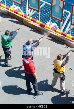 170508-N-HP061-136 OCEANO PACIFICO (8 maggio 2017) velisti assegnati per il Wasp-classe assalto anfibio nave USS Essex (LHD 2) riprendere la M9 pistola di servizio a bordo del velivolo ascensore durante una qualifica di armi. L'Essex è conduzione di esperimenti in mare al largo della costa della California del Sud. (U.S. Foto di Marina di Massa lo specialista di comunicazione 2a classe Donovan Patubo/rilasciato) Foto Stock