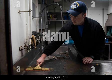 170508-N-KJ380-016 Norfolk, Virginia (8 maggio 2017) di aviazione di Boatswain Mate (manipolazione) Airman Tyler Owen, dal Rochester, N.Y., pulisce un lavandino in un quadrato di poppa scullery a bordo della portaerei USS Dwight D. Eisenhower CVN (69) (IKE). Ike è attualmente pier lato durante la fase di supporto della flotta ottimizzato il piano di risposta (OFRP). (U.S. Navy foto di comunicazione di massa marinaio specialista neo Greene III) Foto Stock