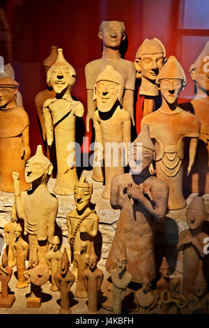 Dedicatario statuine di terracotta dal santuario di Agia Irini (Eirini) in NW di Cipro nel Museo di Cipro, Nicosia (Lefkosia) Foto Stock