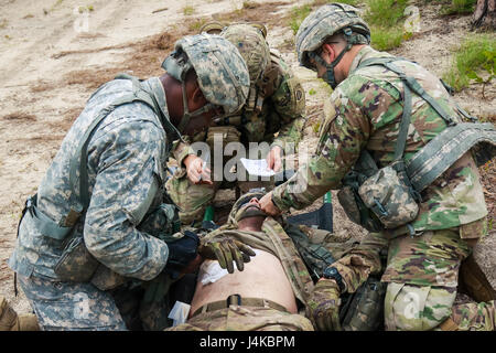 I soldati assegnati 5° Stormo, 73rd reggimento di cavalleria, 3° Brigata Combat Team preparano una simulazione di incidente per estrazione da un HH-60 Black Hawk elicottero con 'DUSTOFF All-American,' 3° supporto generale del battaglione di aviazione, 82a combattere la Brigata Aerea durante la formazione Medevac al Griffin elicottero zona di atterraggio sulla Fort Bragg, N.C., 9 maggio. (U.S. Esercito foto di Sgt. Steven Galimore) Foto Stock