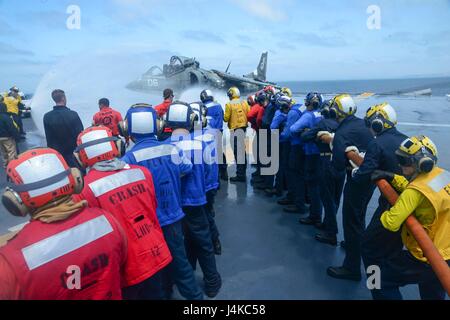 170509-N-NB142-293 OCEANO PACIFICO (9 maggio 2017) marinai il tubo flessibile verso il basso un AV-8B Harrier durante un ponte di volo drill incendio a bordo il Wasp-classe assalto anfibio nave USS Essex (LHD 2). La nave è in corso conduzione di esperimenti in mare al largo della costa della California del Sud. (U.S. Foto di Marina di Massa lo specialista di comunicazione di terza classe Chandler Harrell/rilasciato) Foto Stock