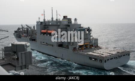 170509-N-WS952-143 acque del sud giappone (9 maggio 2017) Sealift militare il comando di carichi secchi e munizioni nave USNS Charles Drew (T-AKE 10), vapori a fianco della Marina distribuita portaerei USS Ronald Reagan (CVN 76), durante un rifornimento in mare. Ronald Reagan, il portabandiera del Carrier Strike gruppo 5, fornisce un combattimento-pronto forza che protegge e difende la collettiva degli interessi marittimi dei suoi alleati e partner in Indo-Asia-regione del Pacifico. (U.S. Foto di Marina di Massa Communications Specialist 2a classe Brandon Martin/rilasciato) Foto Stock